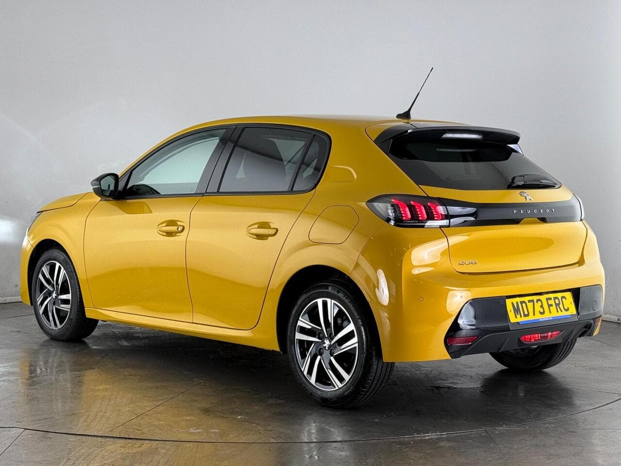 Peugeot 208 thumbnail Rear Left
