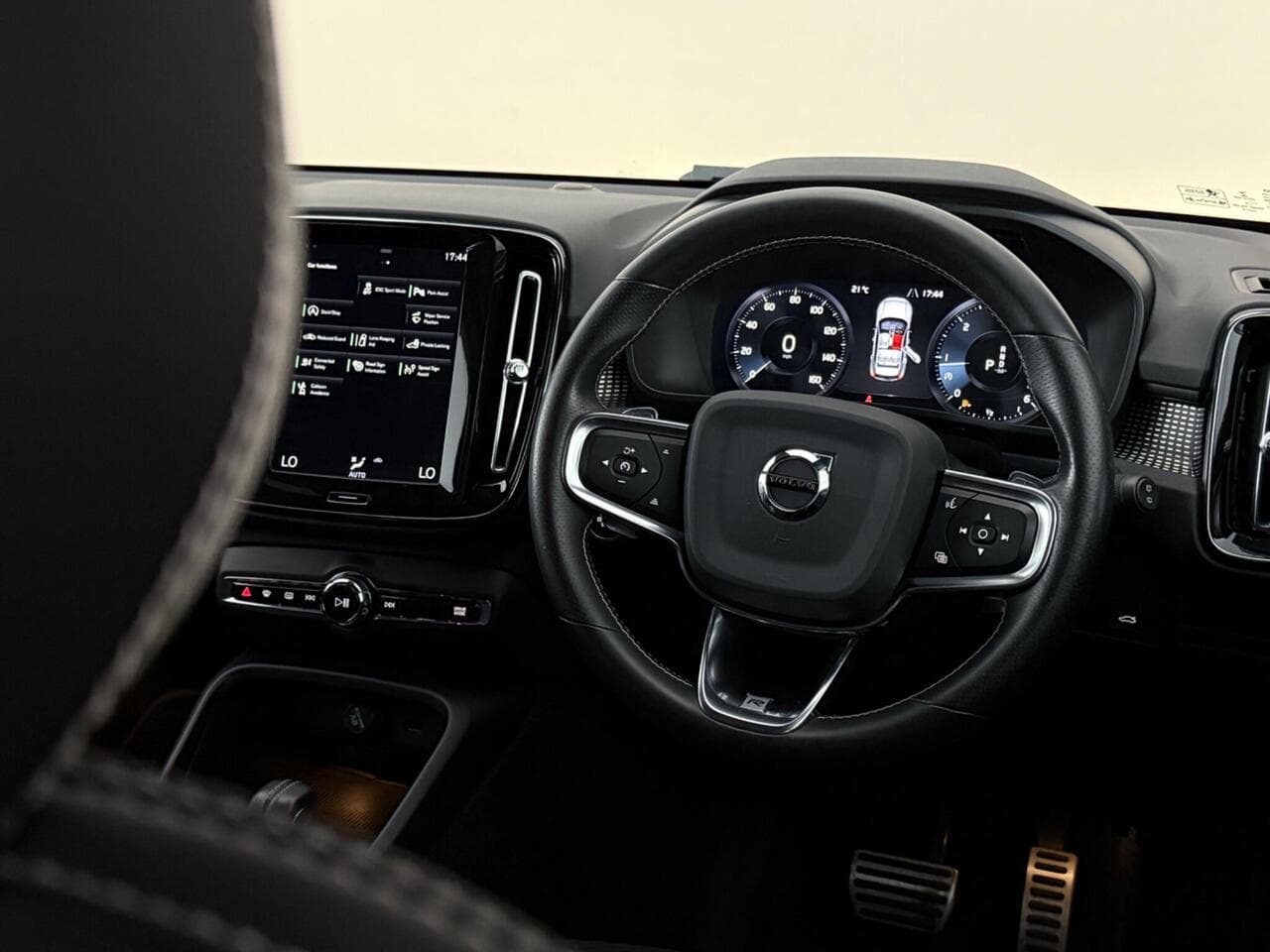 Volvo XC40 thumbnail Steering Wheel