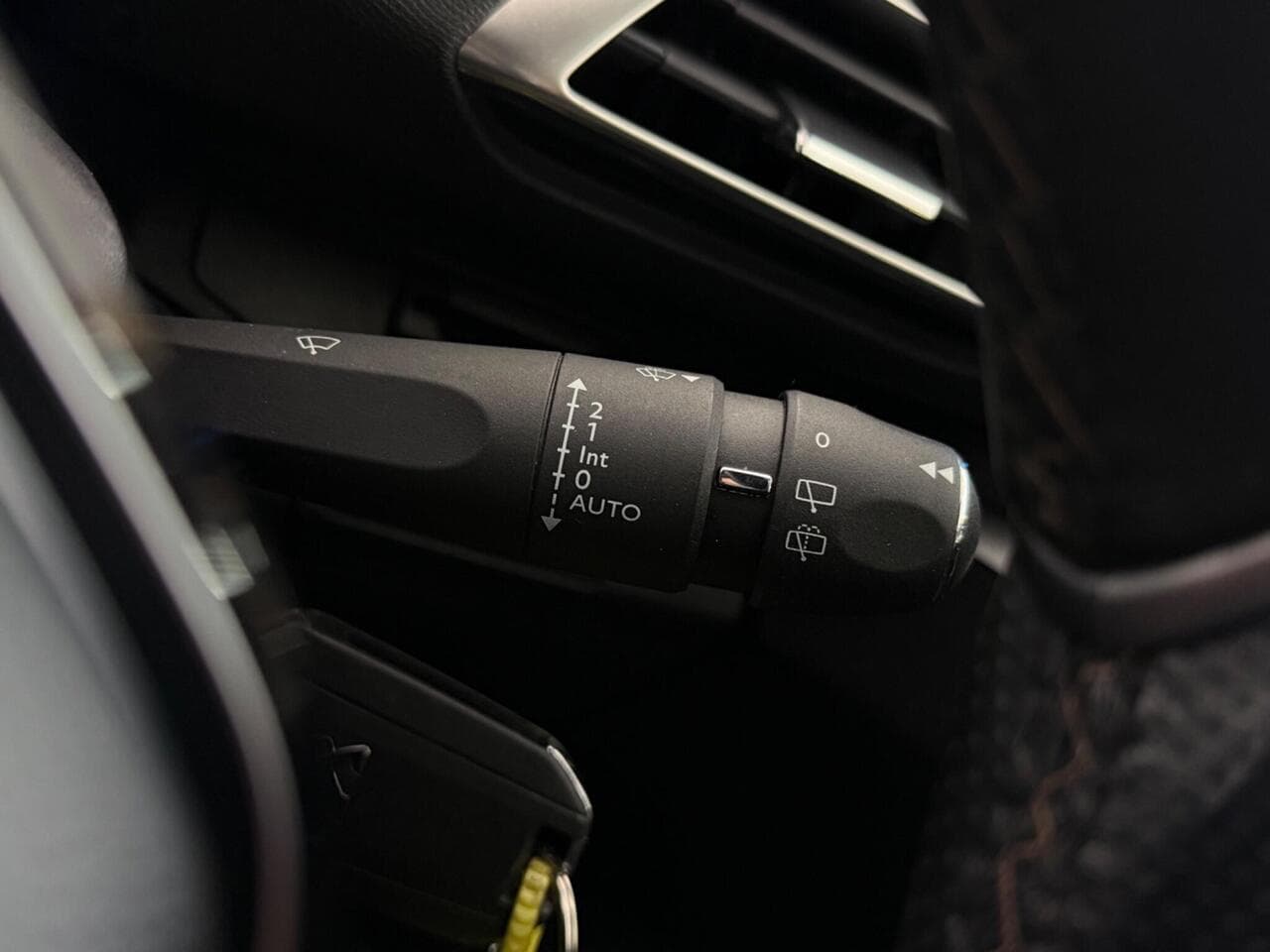 Peugeot 3008 thumbnail Misc Controls