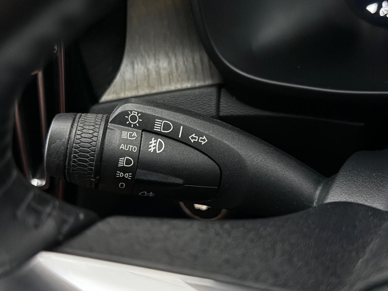 Volvo XC40 thumbnail Misc Controls