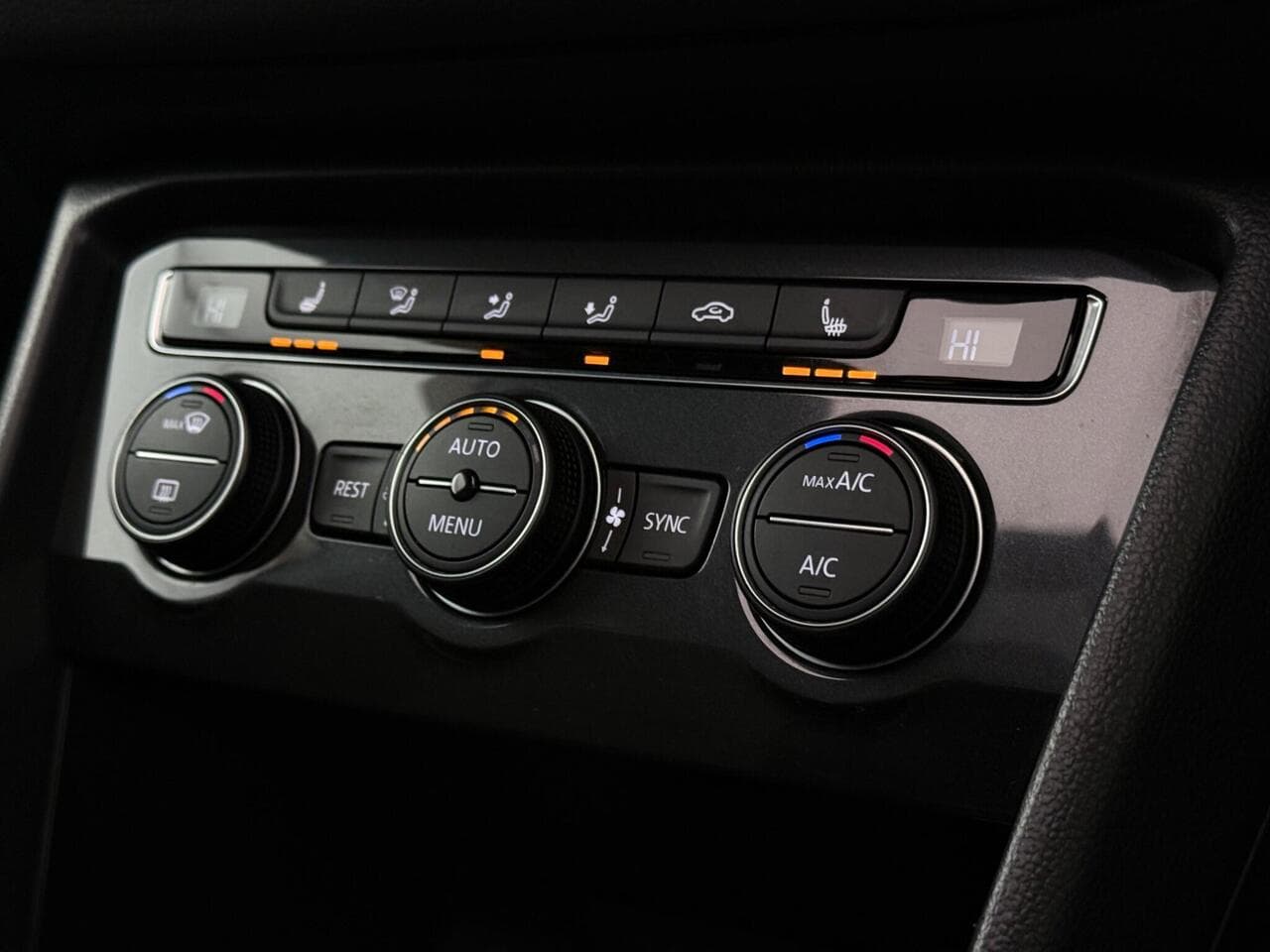 Volkswagen Tiguan thumbnail Interior Front
