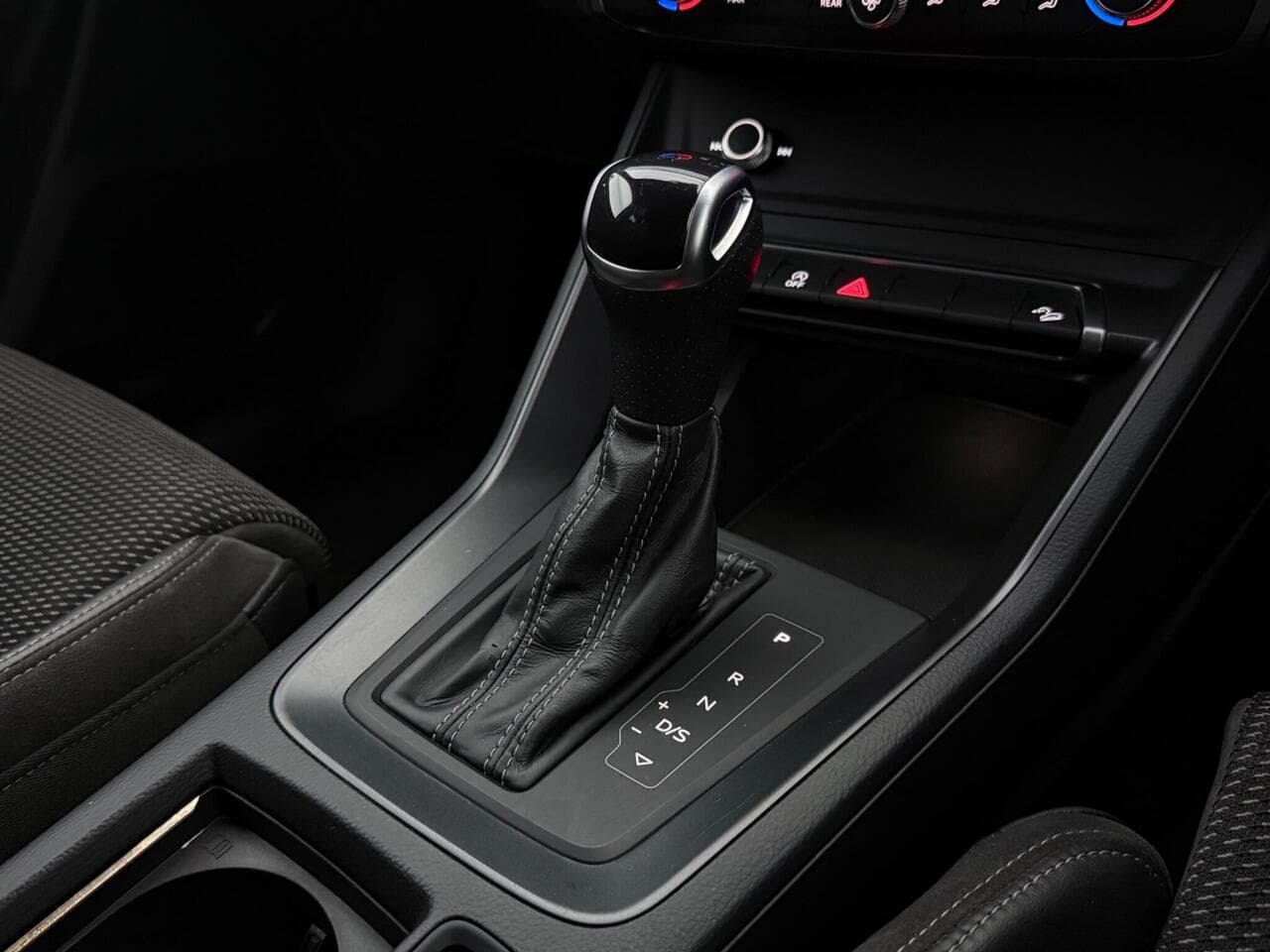 Audi Q3 thumbnail Interior Front