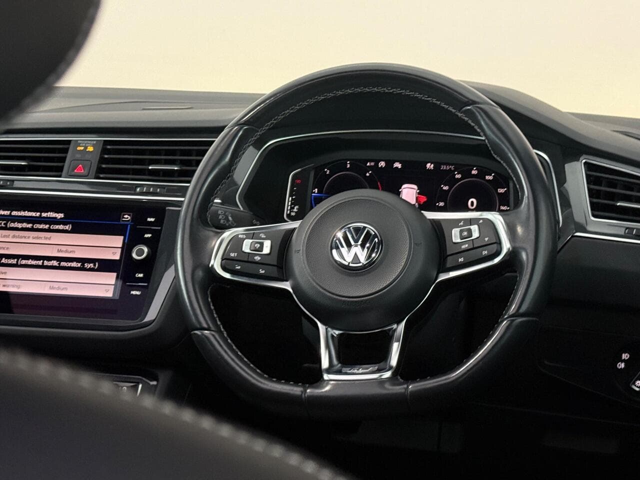 Volkswagen Tiguan thumbnail Steering Wheel