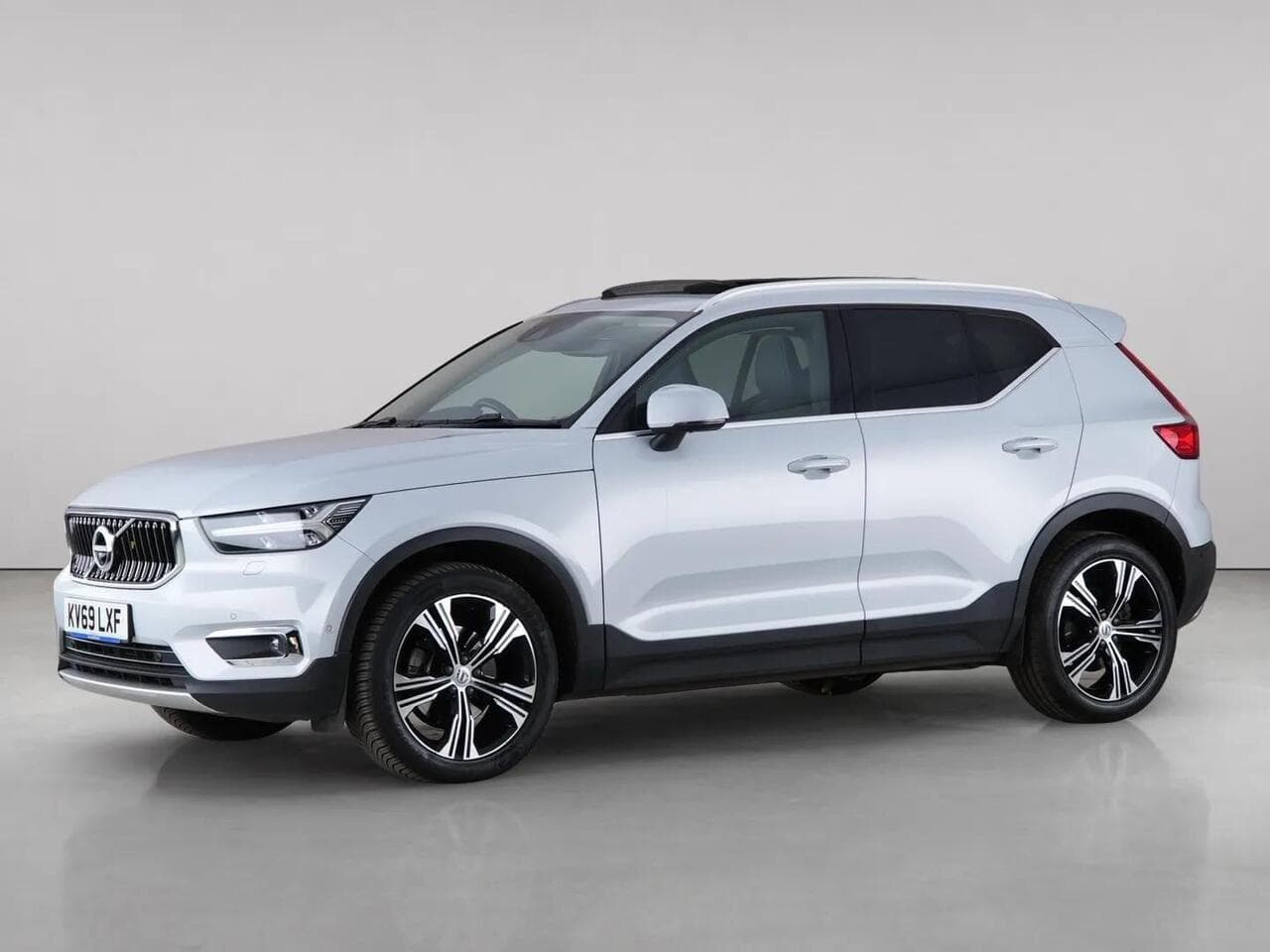 Volvo XC40 thumbnail Front Left