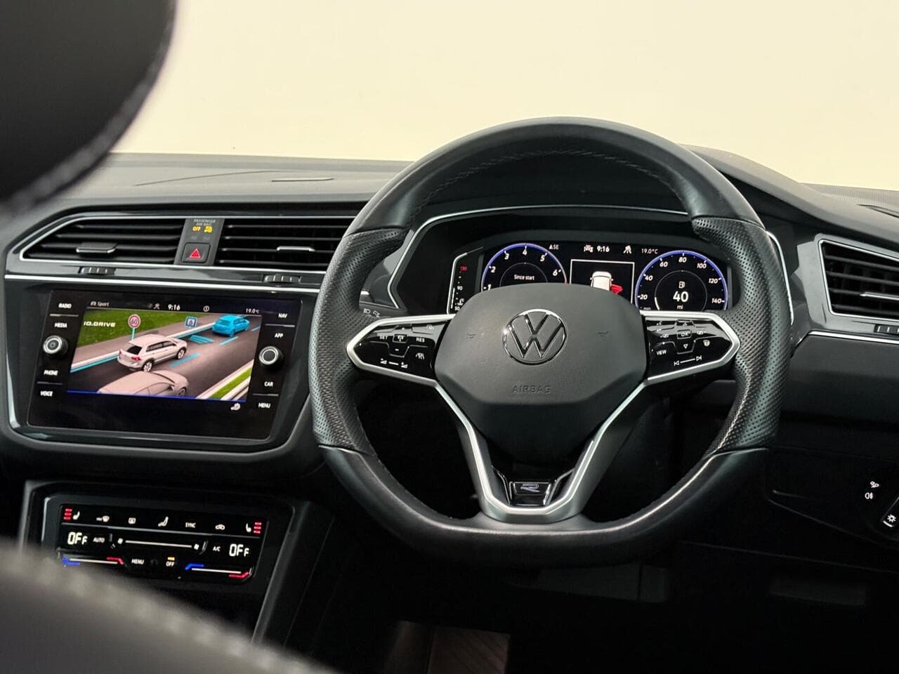 Volkswagen Tiguan thumbnail Steering Wheel