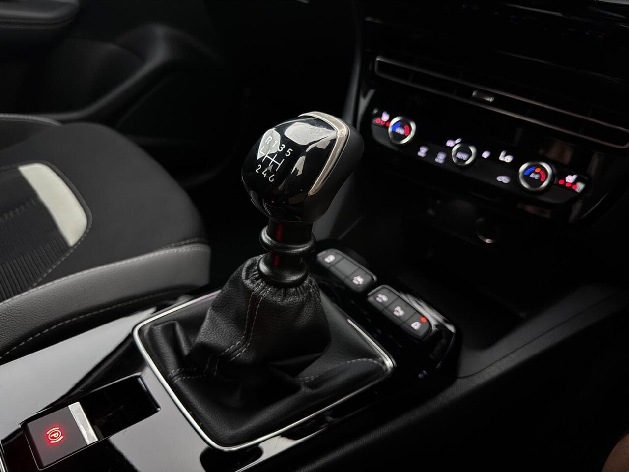 Vauxhall Mokka thumbnail Interior Front