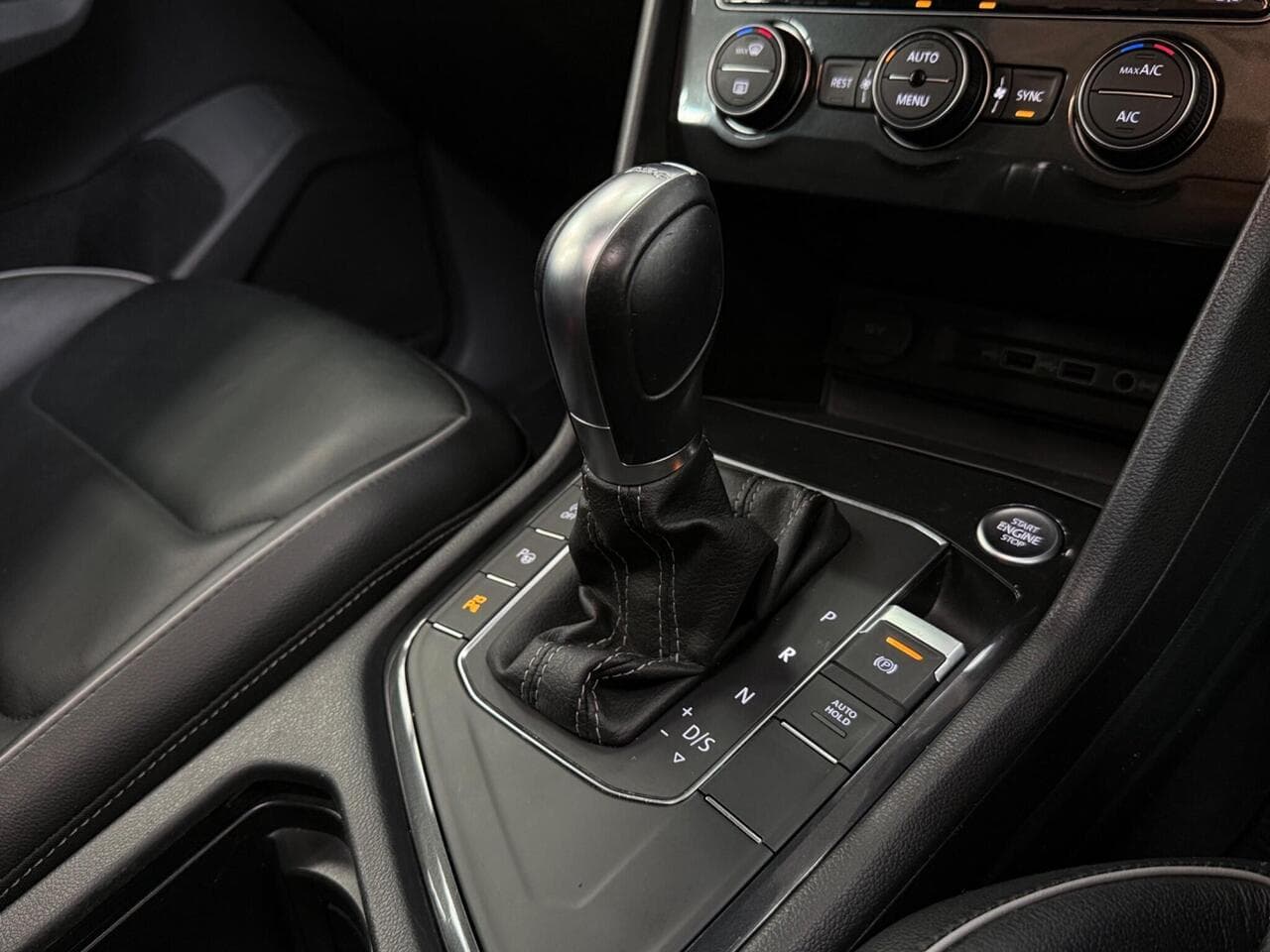 Volkswagen Tiguan thumbnail Interior Front