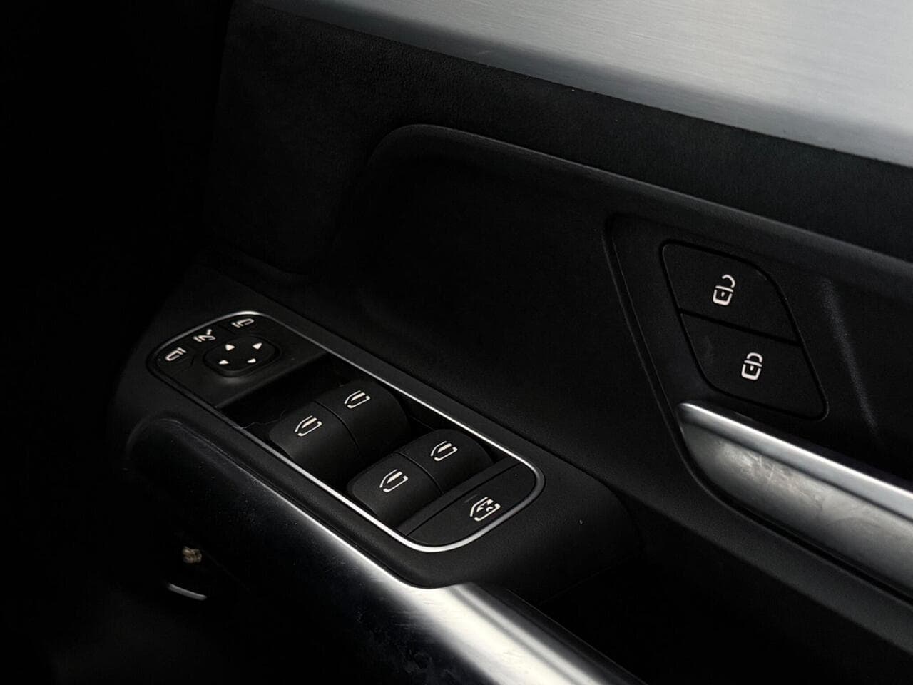 Mercedes-Benz EQA thumbnail Misc Controls