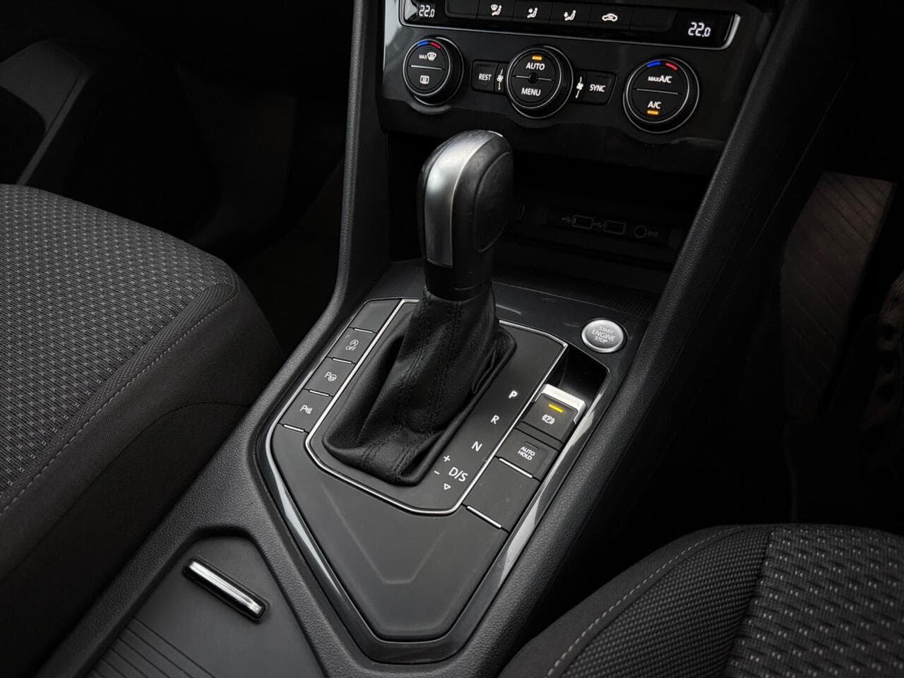 Volkswagen Tiguan Allspace thumbnail Interior Front