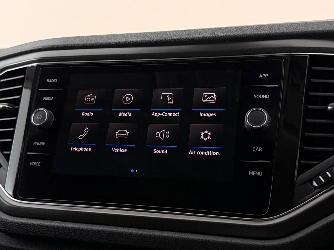 Volkswagen T-Roc thumbnail Infotainment System