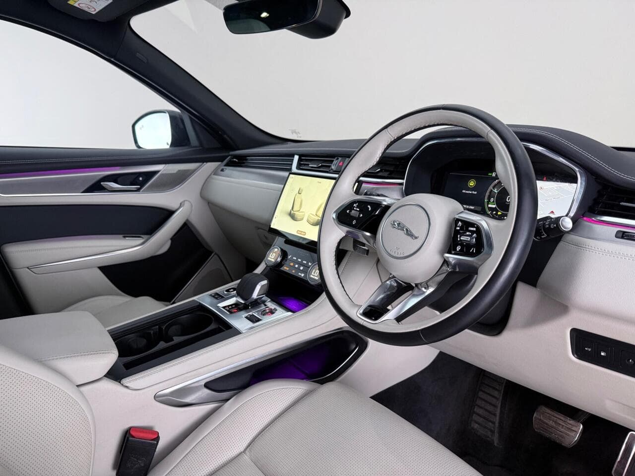 Jaguar F-PACE thumbnail Interior Front