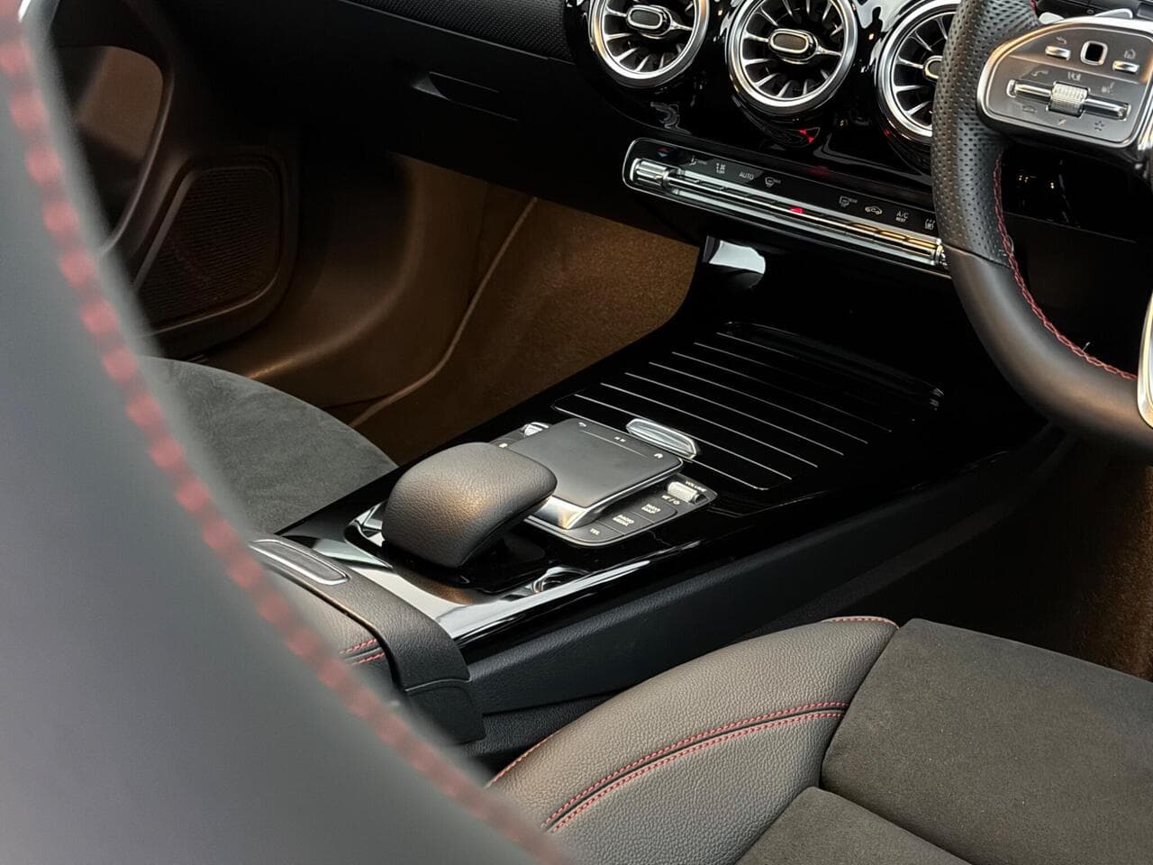 Mercedes-Benz CLA thumbnail Interior Front
