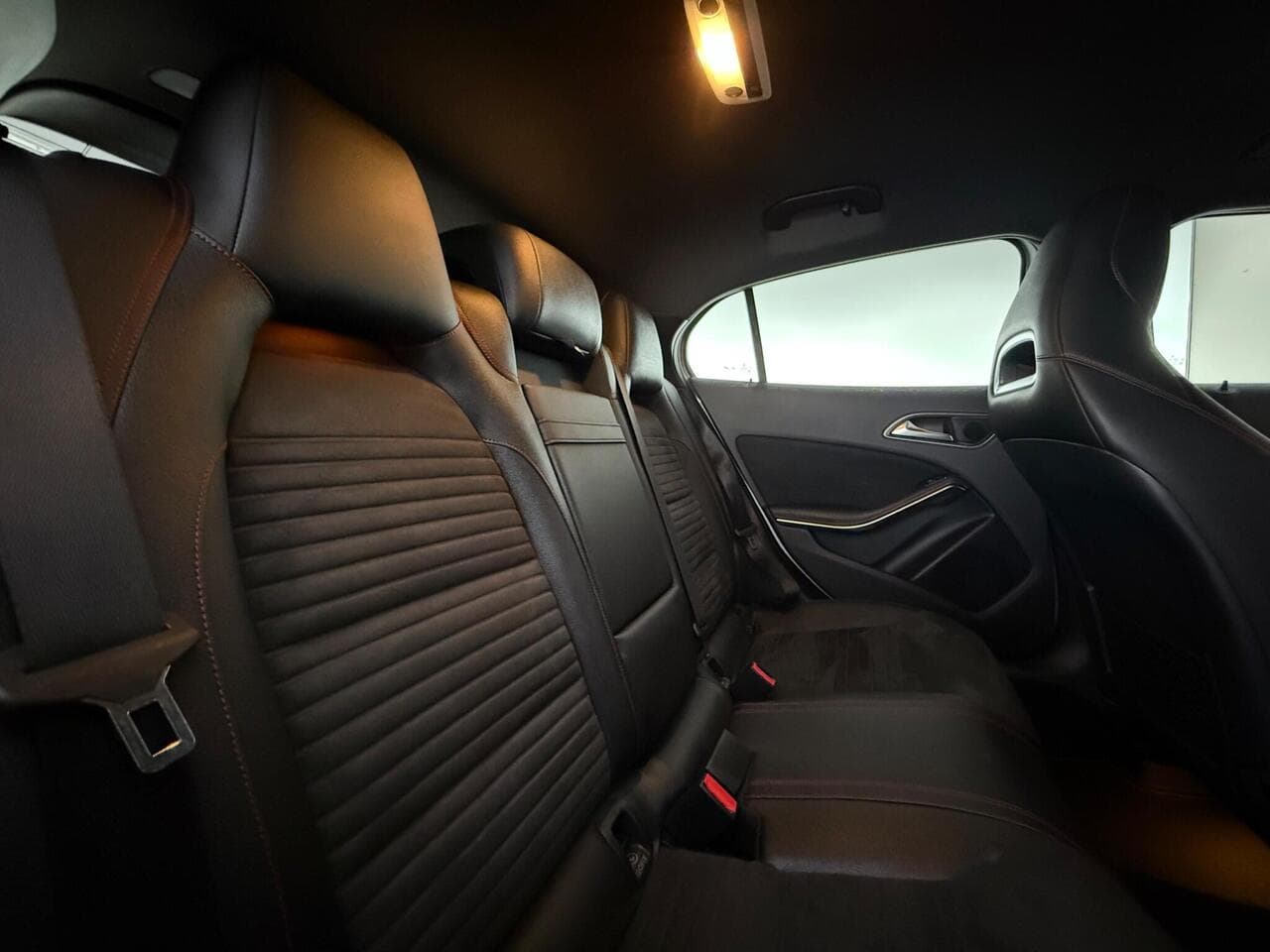Mercedes-Benz GLA thumbnail Seats Rear