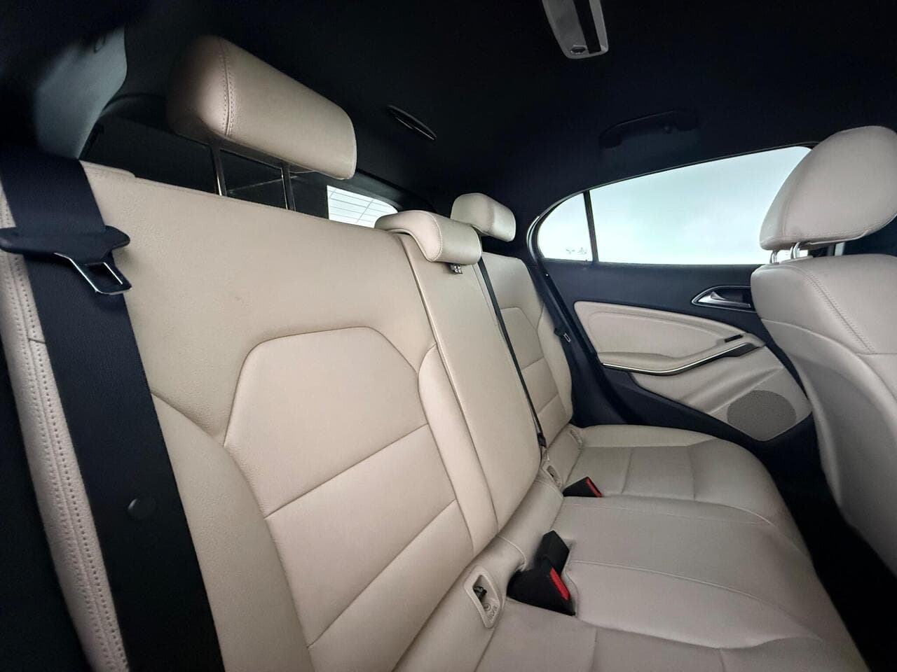 Mercedes-Benz GLA thumbnail Seats Rear