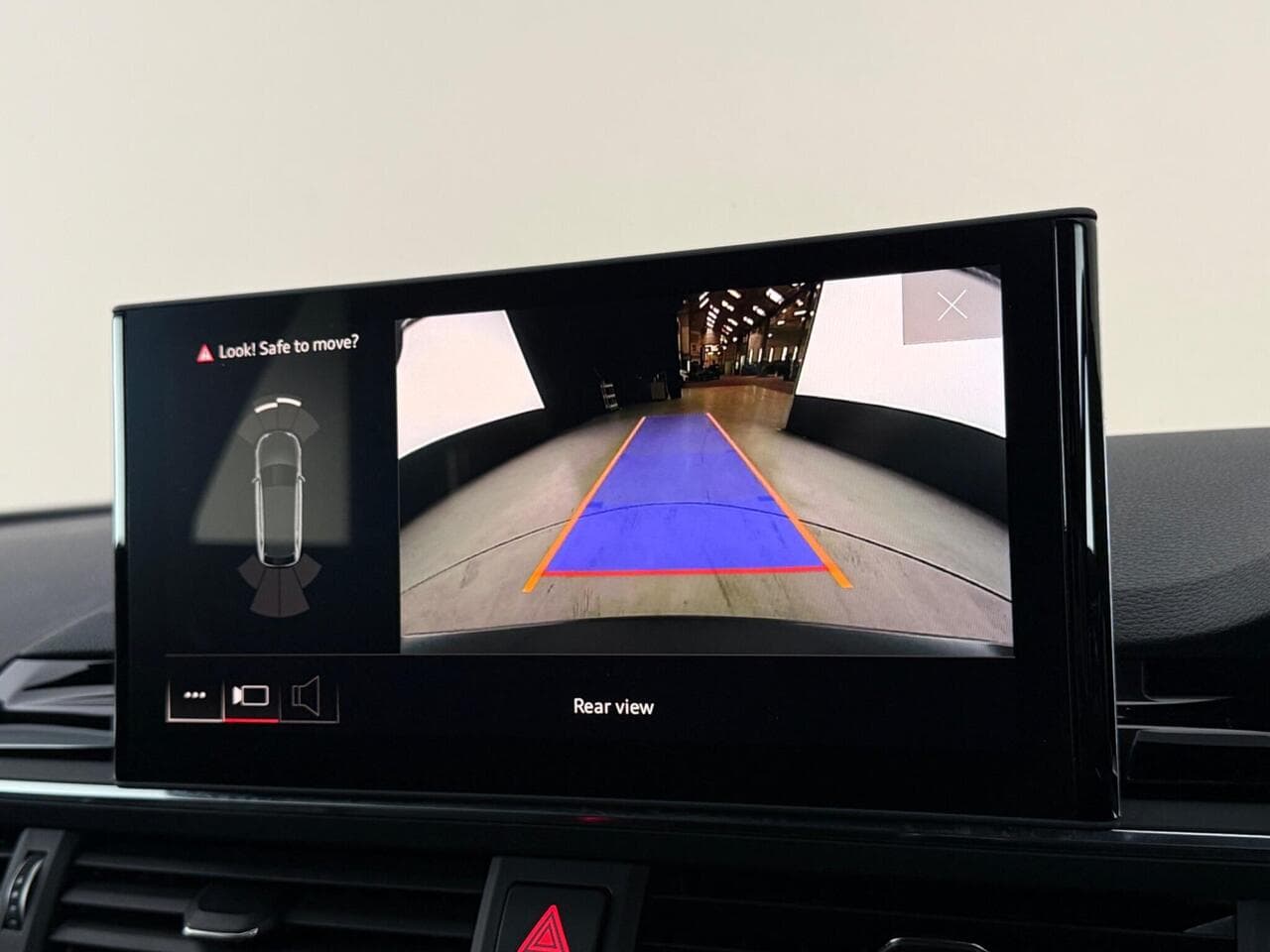 Audi A4 Avant thumbnail Infotainment System