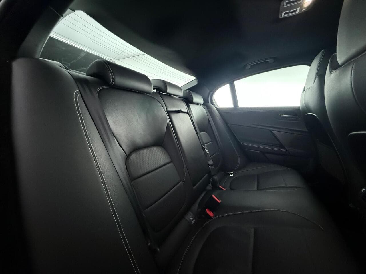 Jaguar XE thumbnail Seats Rear