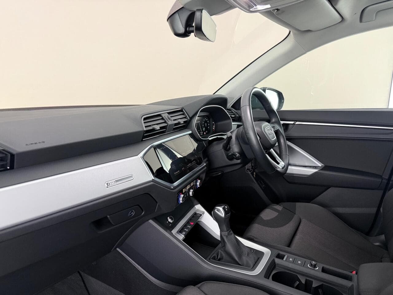 Audi Q3 thumbnail Interior Front
