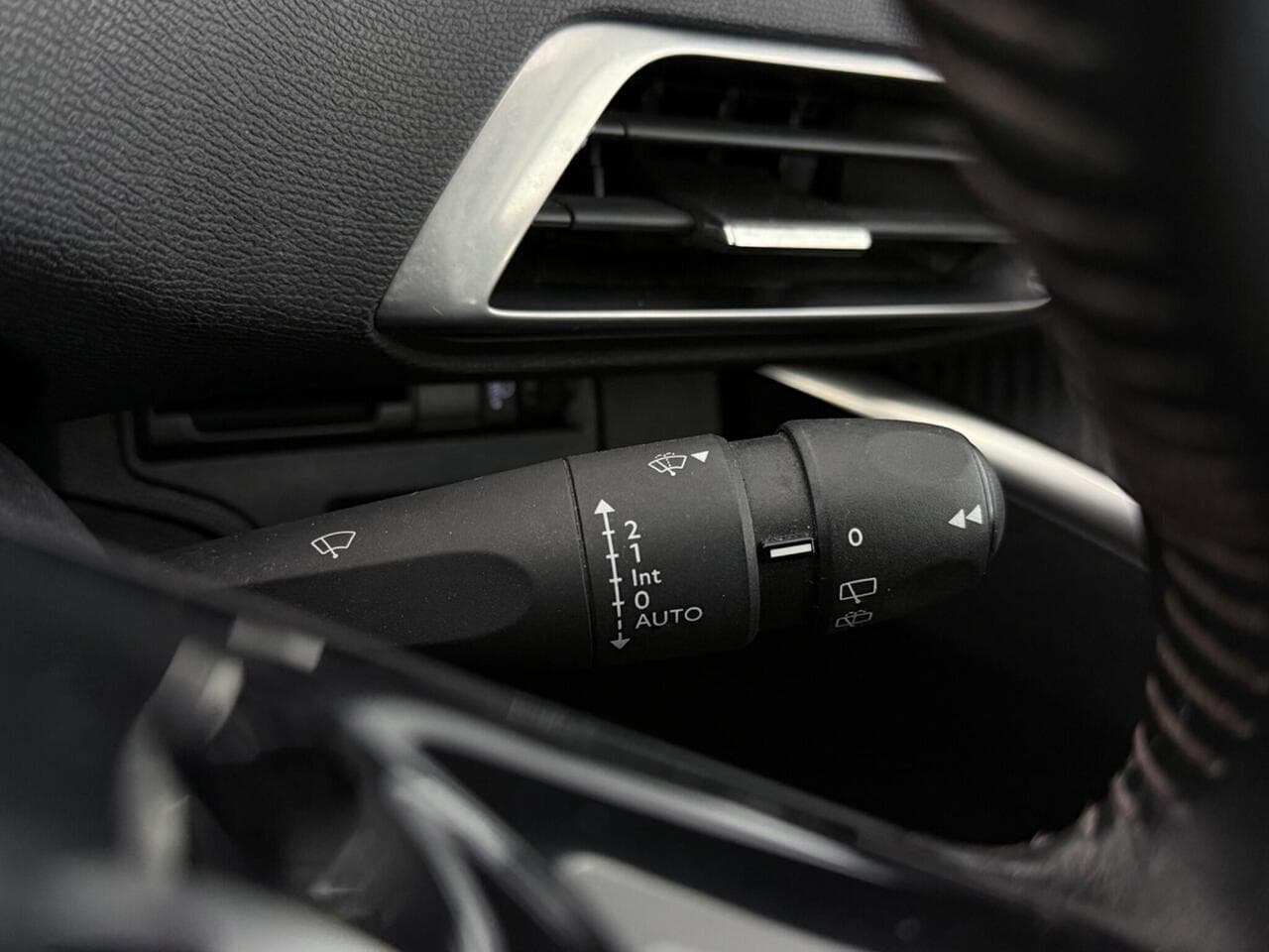 Peugeot 5008 thumbnail Misc Controls