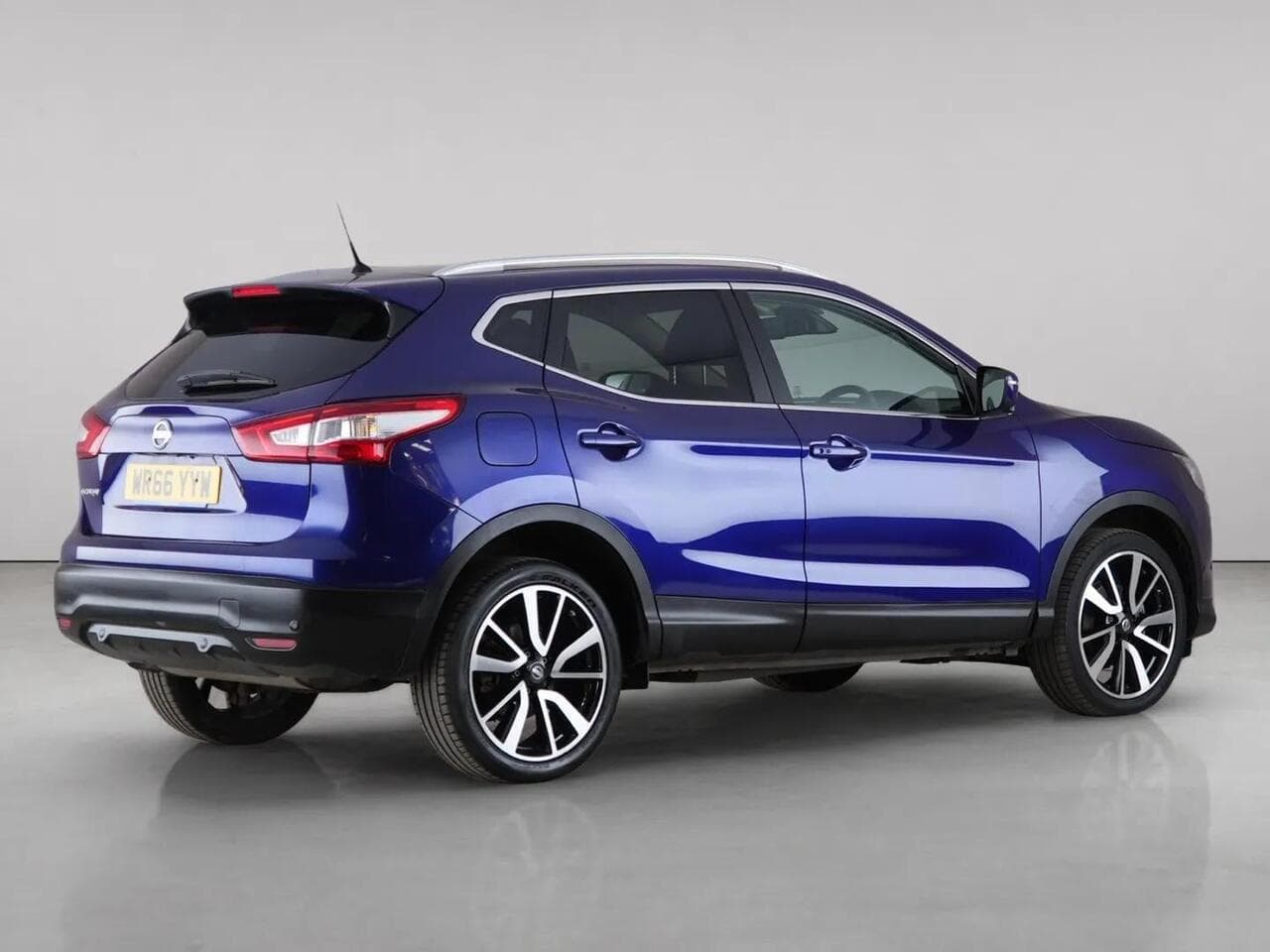 Nissan Qashqai thumbnail Side Right