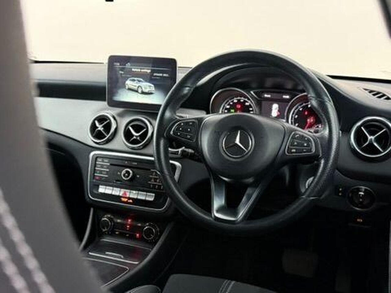 Mercedes-Benz GLA thumbnail Interior Front