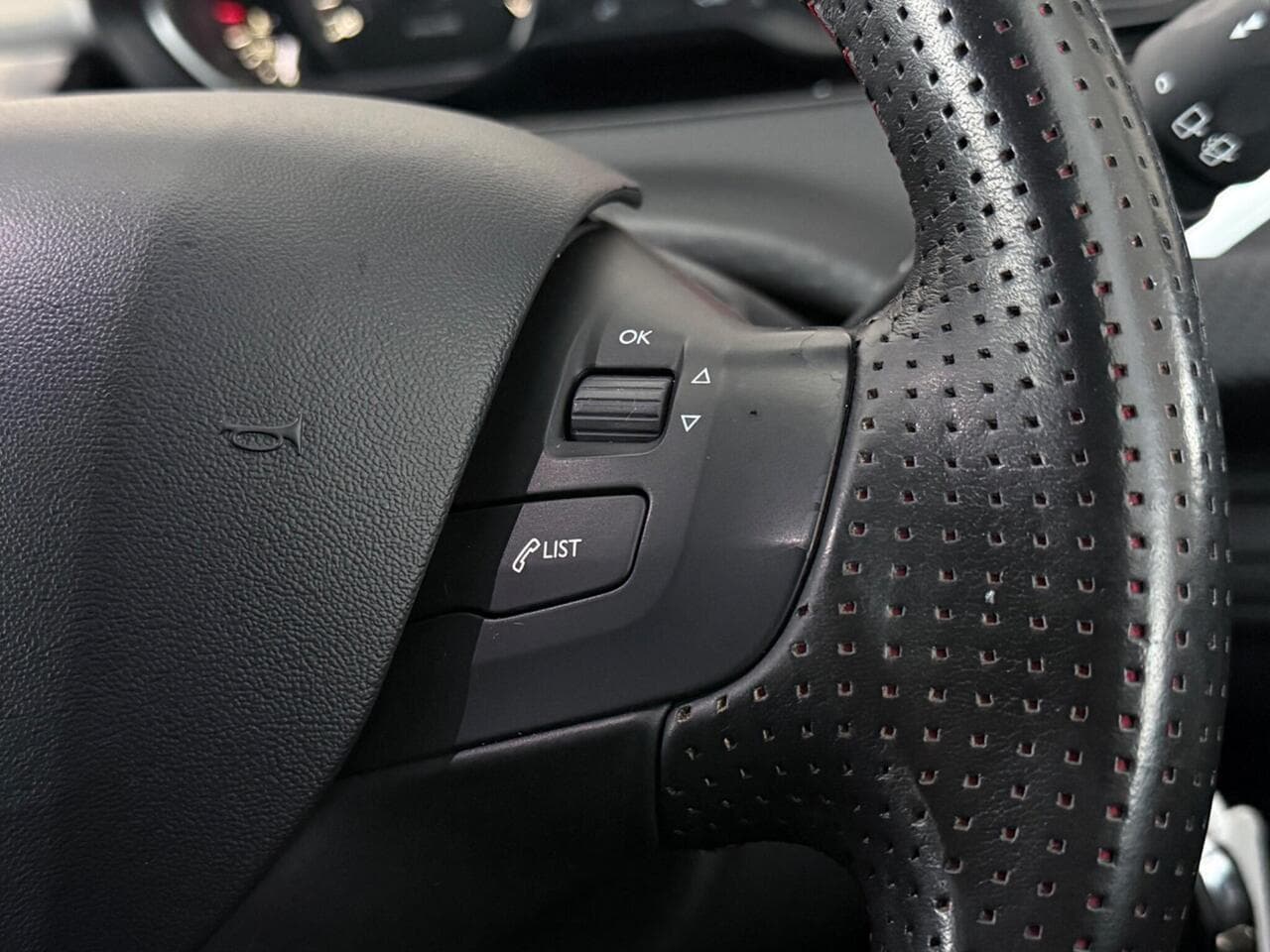 Peugeot 208 thumbnail Misc Controls