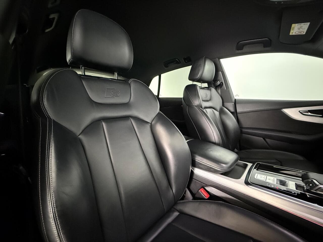 Audi Q8 thumbnail Seat Driver