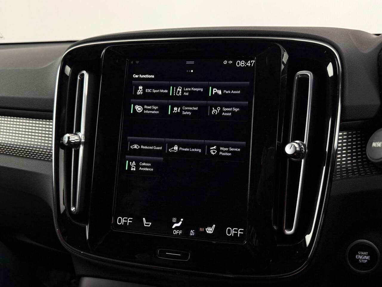 Volvo XC40 thumbnail Infotainment System