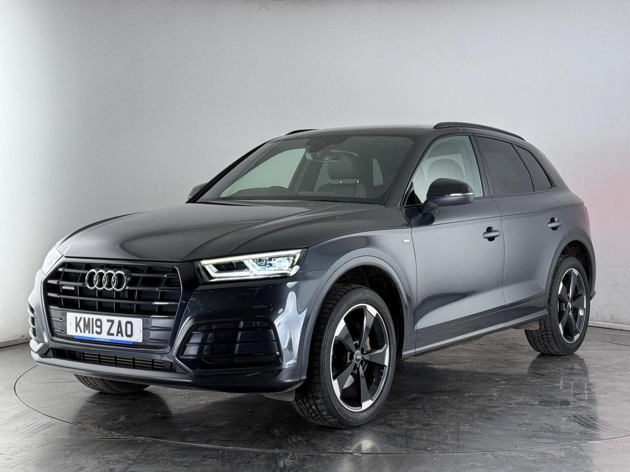 Audi Q5 thumbnail Front Left