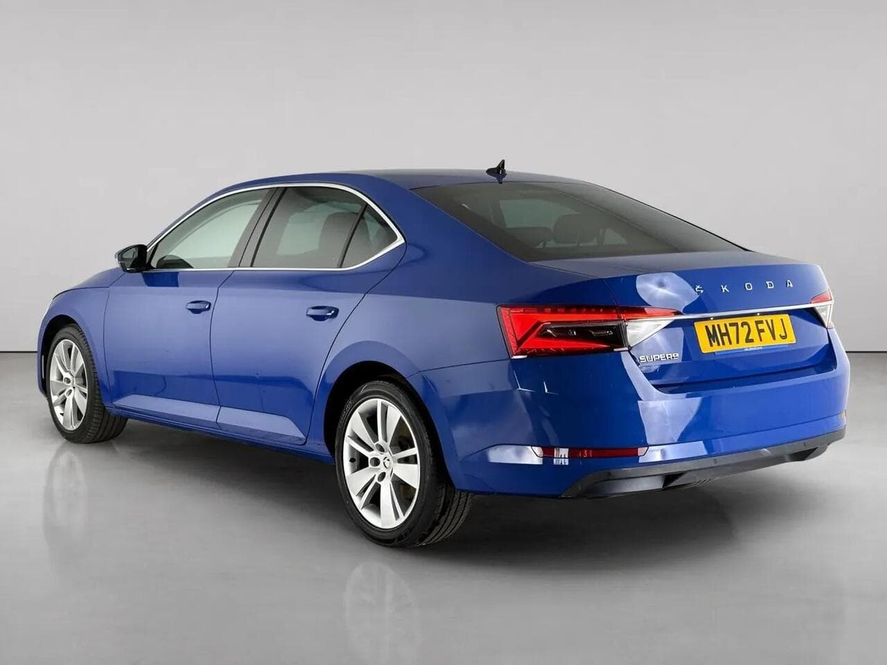 Skoda Superb thumbnail Rear Left