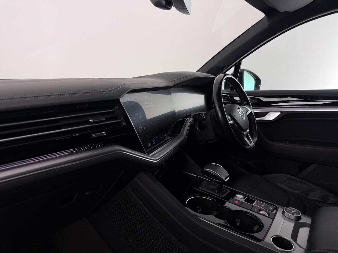 Volkswagen Touareg thumbnail Interior Front