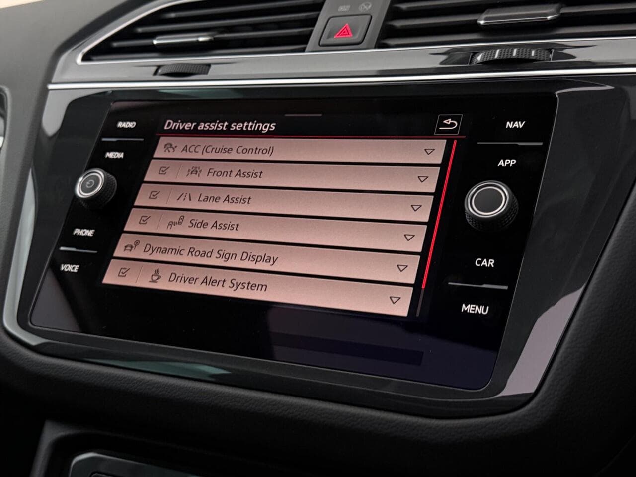 Volkswagen Tiguan thumbnail Infotainment System