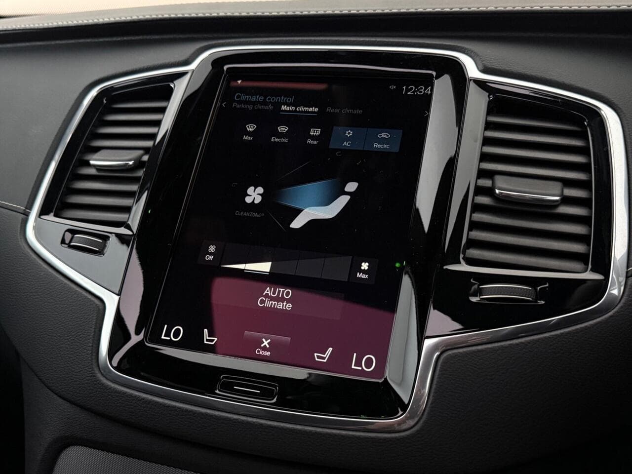Volvo XC90 thumbnail Infotainment System