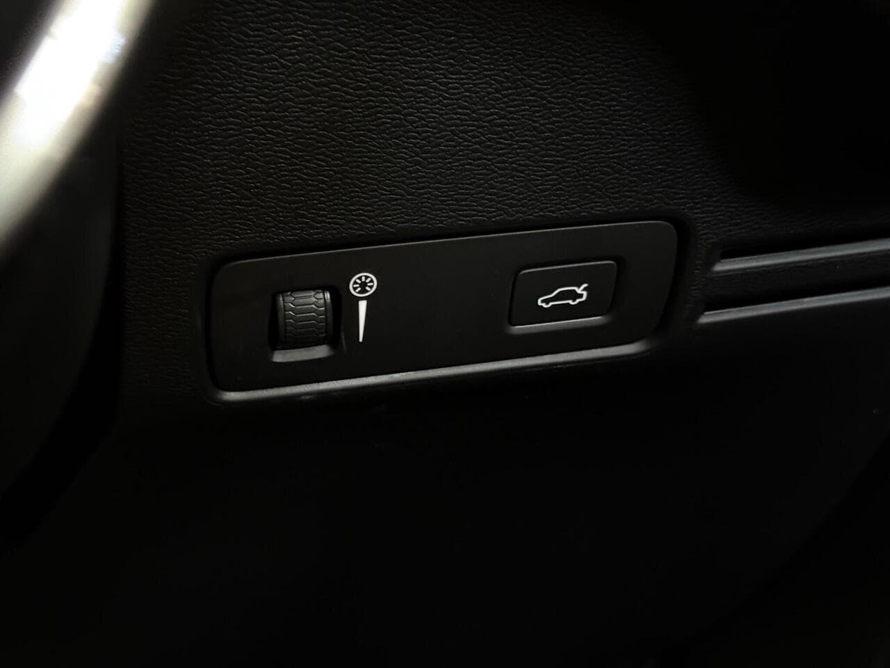 Volvo XC40 thumbnail Misc Controls