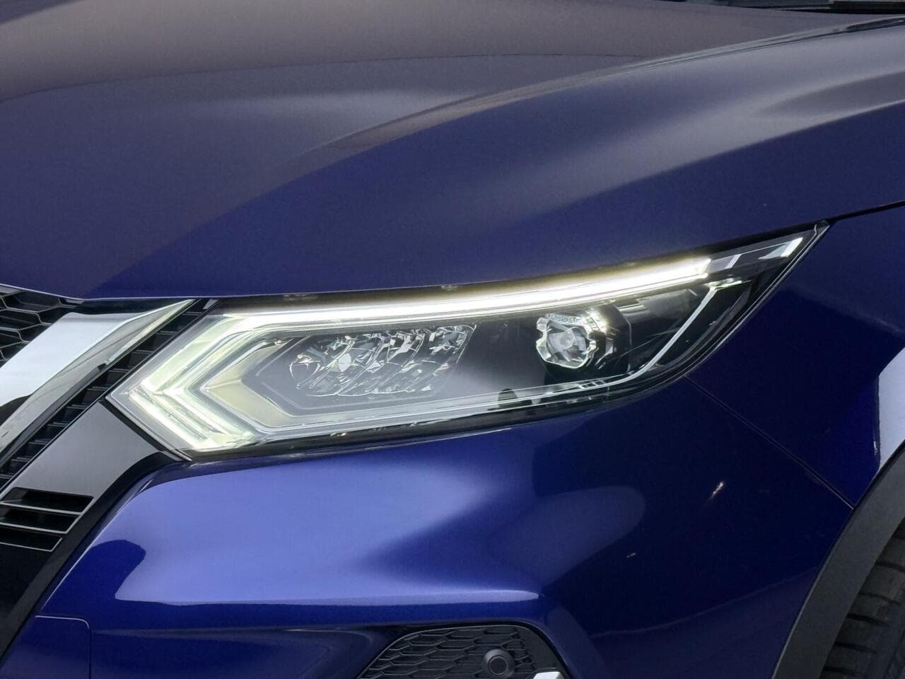 Nissan Qashqai thumbnail Lights Front