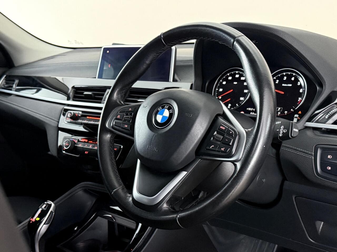 BMW X2 thumbnail Steering Wheel