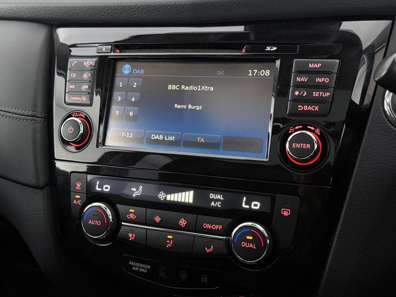 Nissan X-Trail thumbnail Infotainment System
