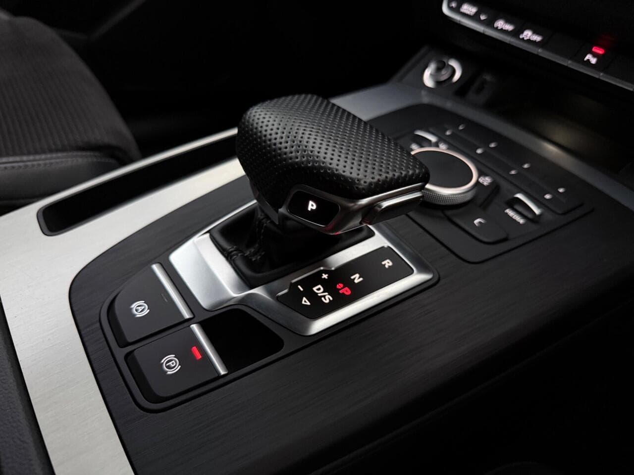 Audi Q5 thumbnail Interior Front