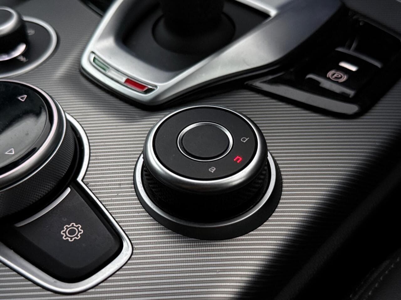 Alfa Romeo Stelvio thumbnail Misc Controls