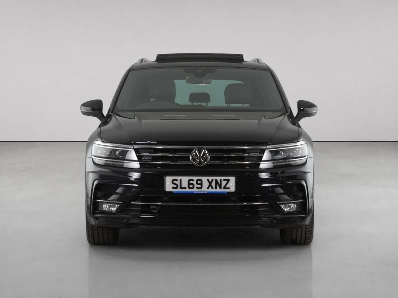 Volkswagen Tiguan thumbnail Front