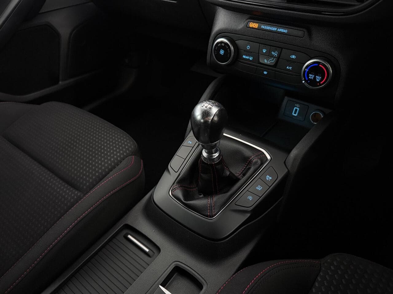 Ford Focus thumbnail Interior Front