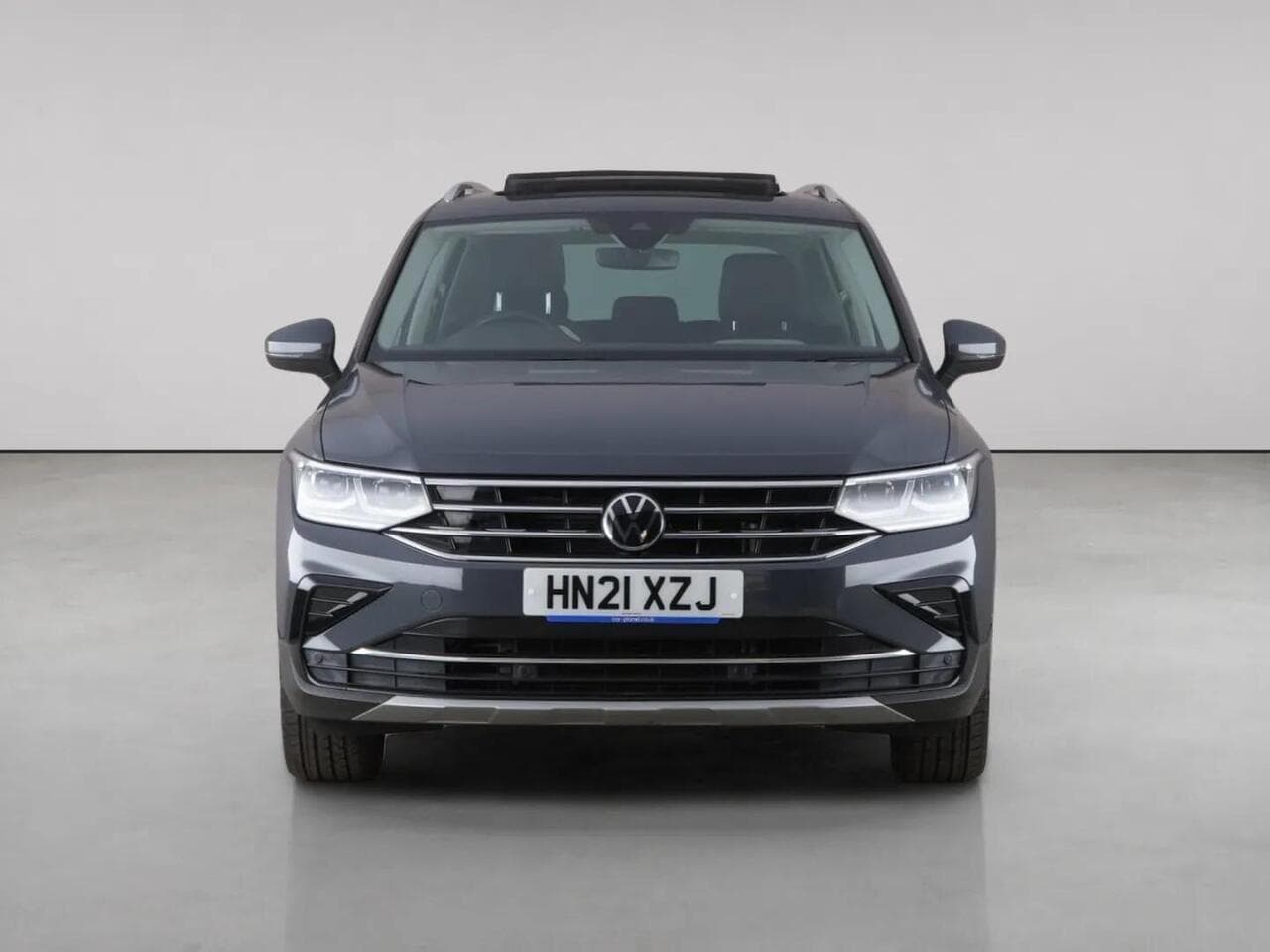 Volkswagen Tiguan thumbnail Front
