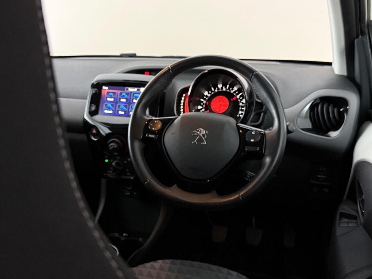 Peugeot 108 thumbnail Steering Wheel