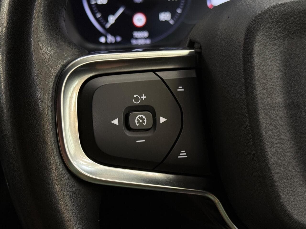 Volvo XC40 thumbnail Misc Controls