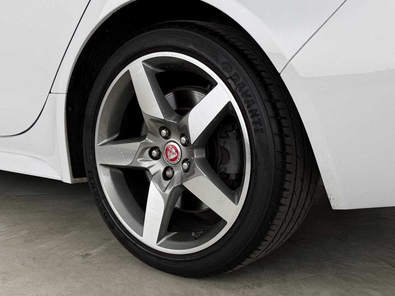 Jaguar XE thumbnail Wheel