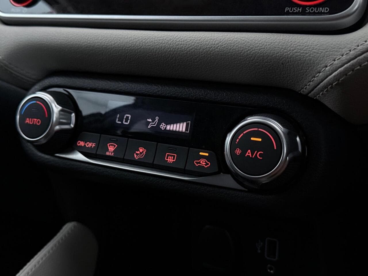 Nissan Micra thumbnail Interior Front