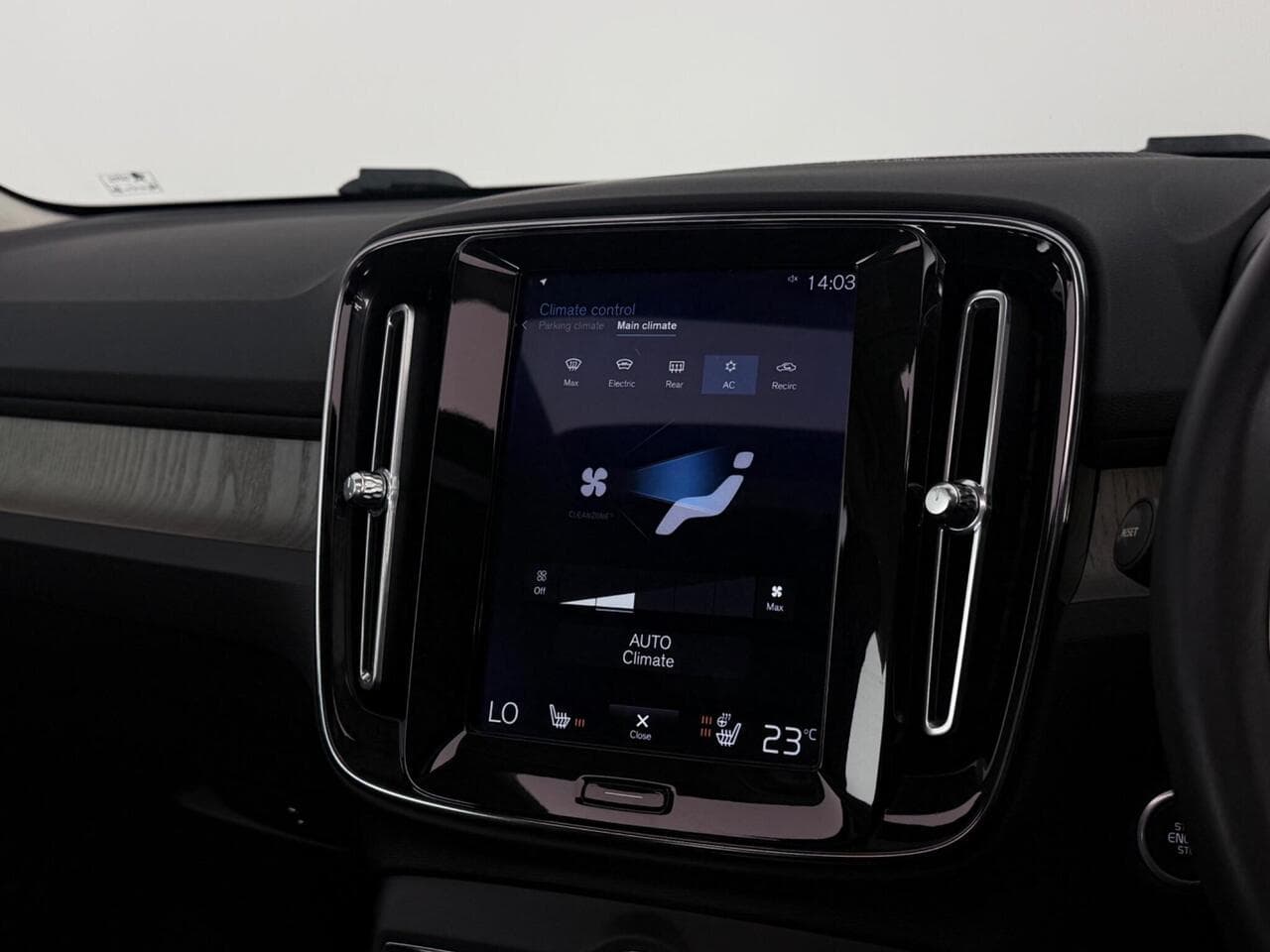 Volvo XC40 thumbnail Infotainment System