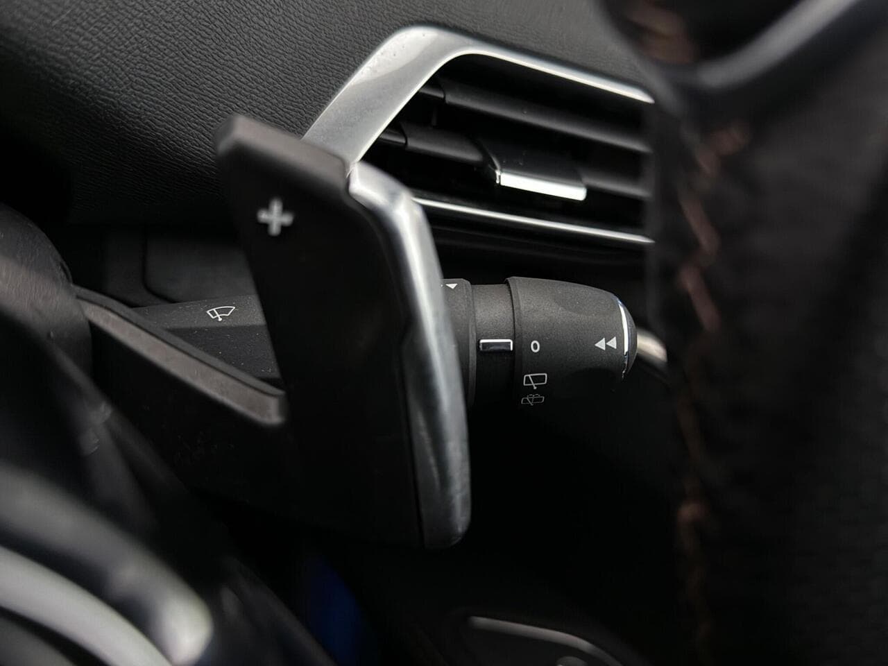 Peugeot 5008 thumbnail Misc Controls