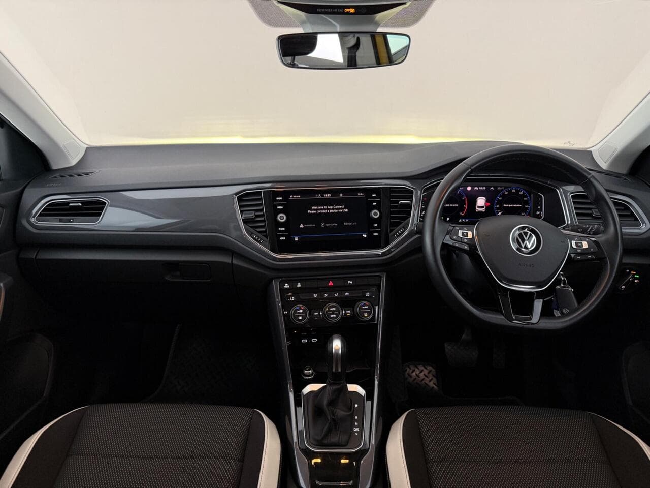 Volkswagen T-Roc thumbnail Interior Front