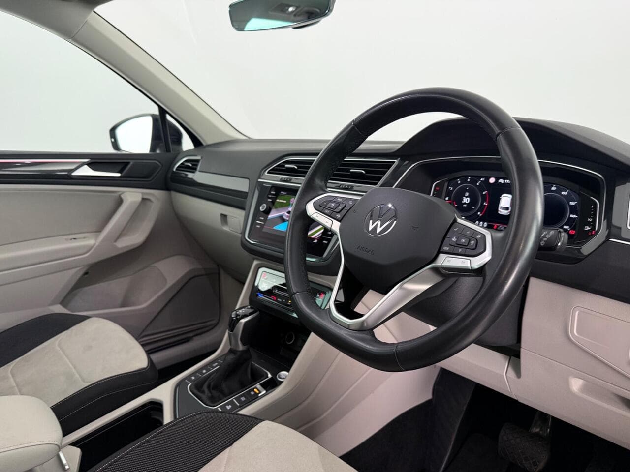 Volkswagen Tiguan thumbnail Interior Front