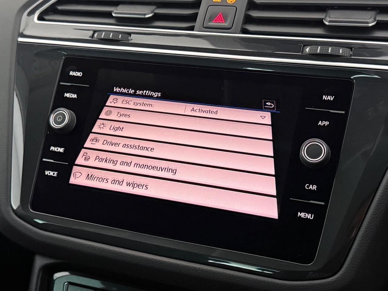 Volkswagen Tiguan thumbnail Infotainment System